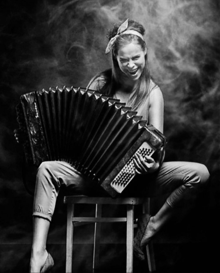 Диана Апсова гармонистка