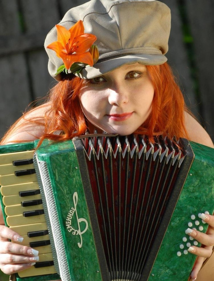 Девушка с гармонью