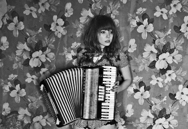 Французская баянистка и певица Марион