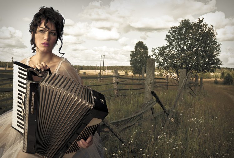 Девушка с аккордеоном