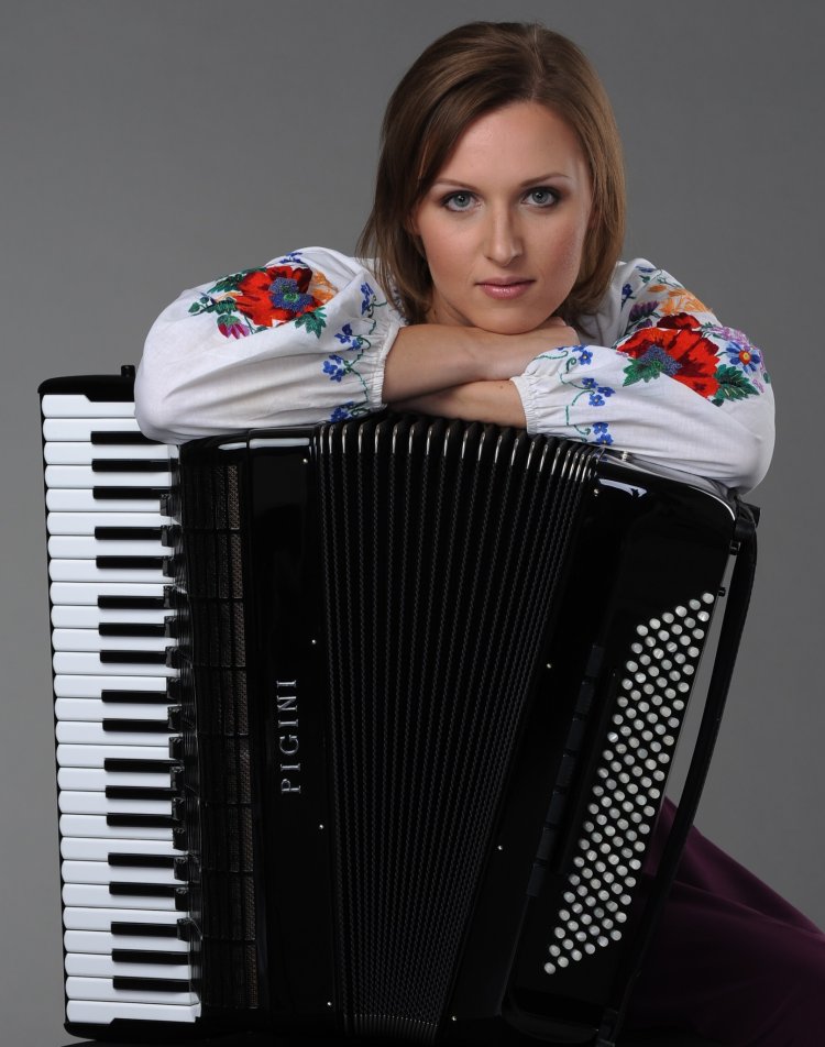 Съемка девушка с аккордеоном