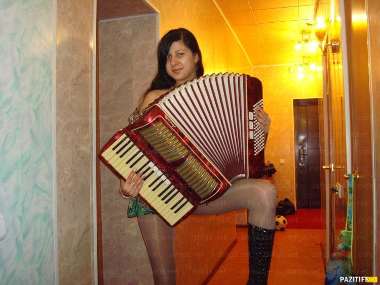 Девушка играет на аккордеоне