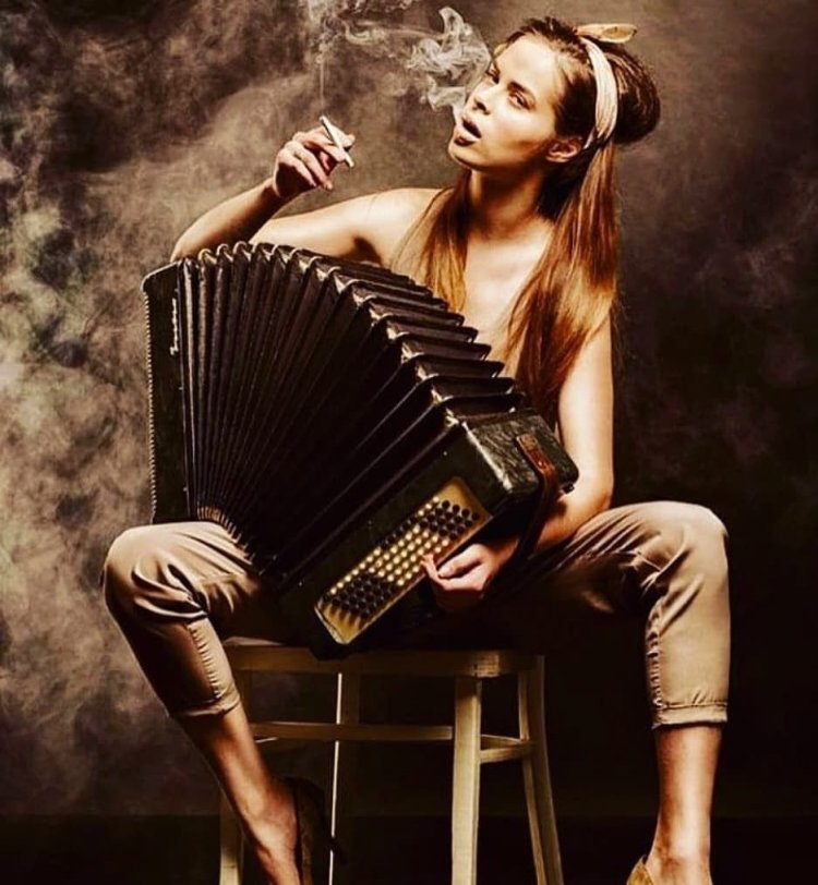 Французская баянистка Марион