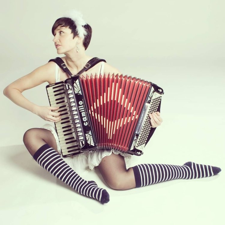 Французская аккордеонистка Марион