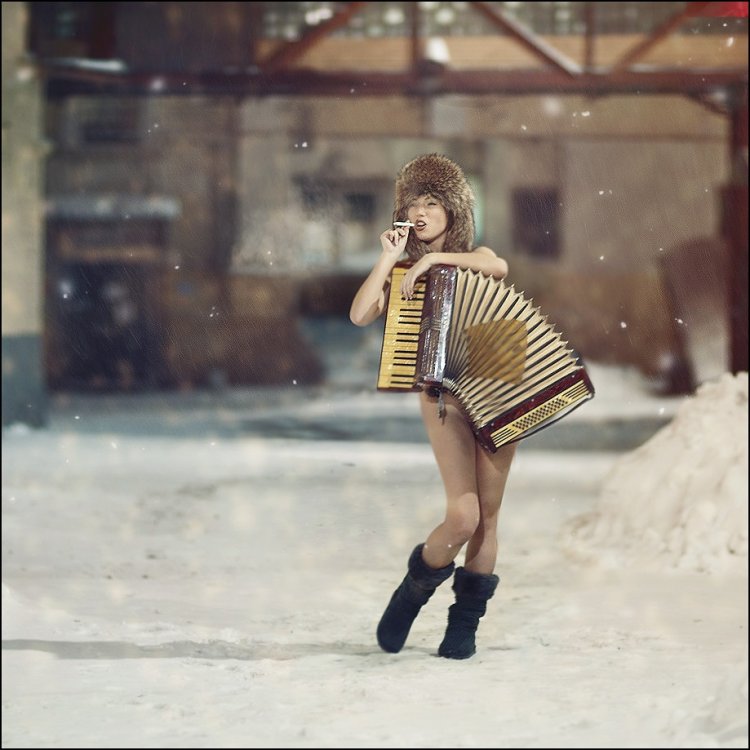 Баба с гармошкой