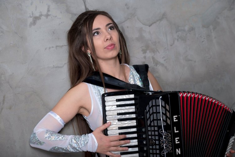 Француженки певицы с аккордеоном