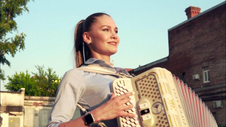 Девушка с аккордеоном