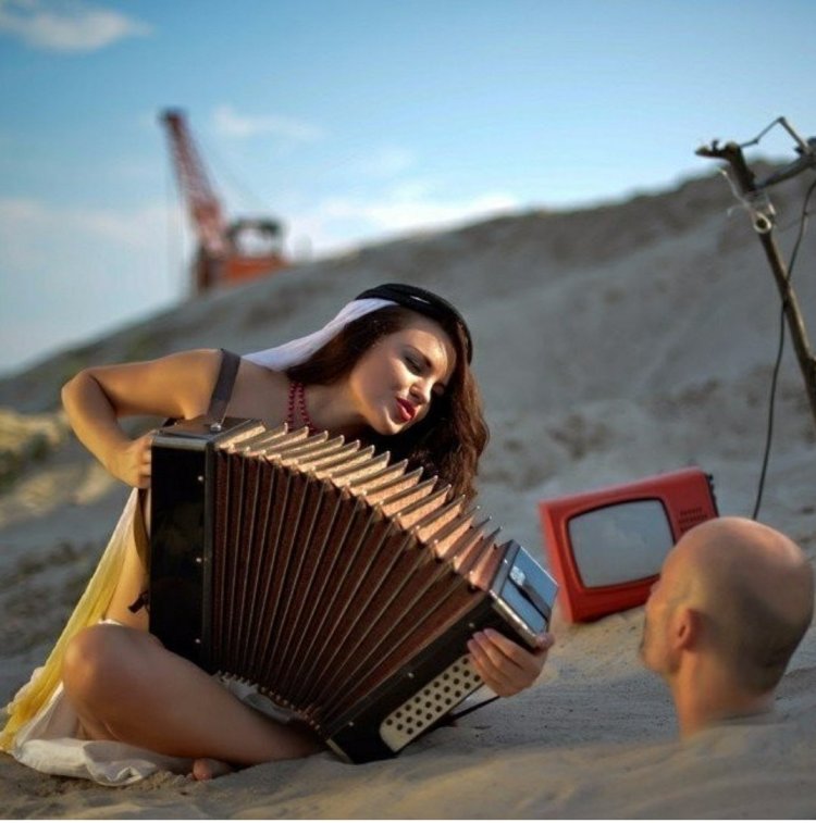 Девушка с аккордеоном