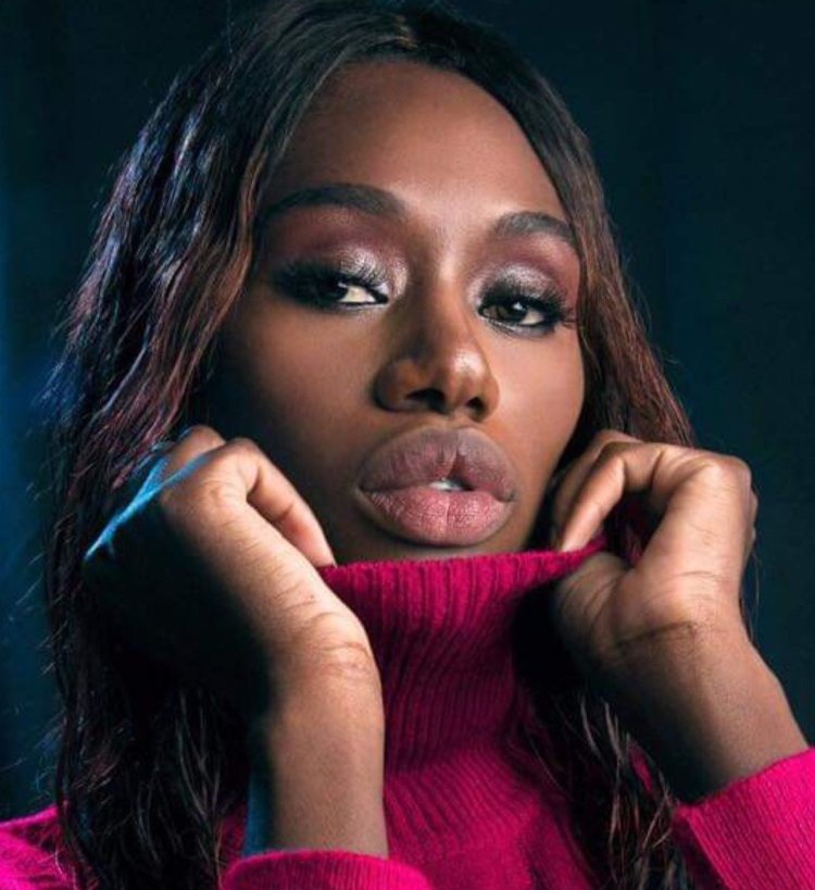 Темнокожая девушка большие губы