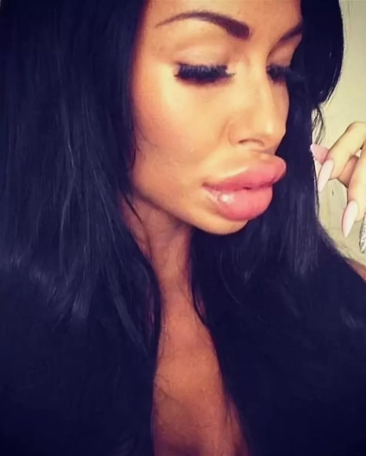 Девушка с вытянутыми губами