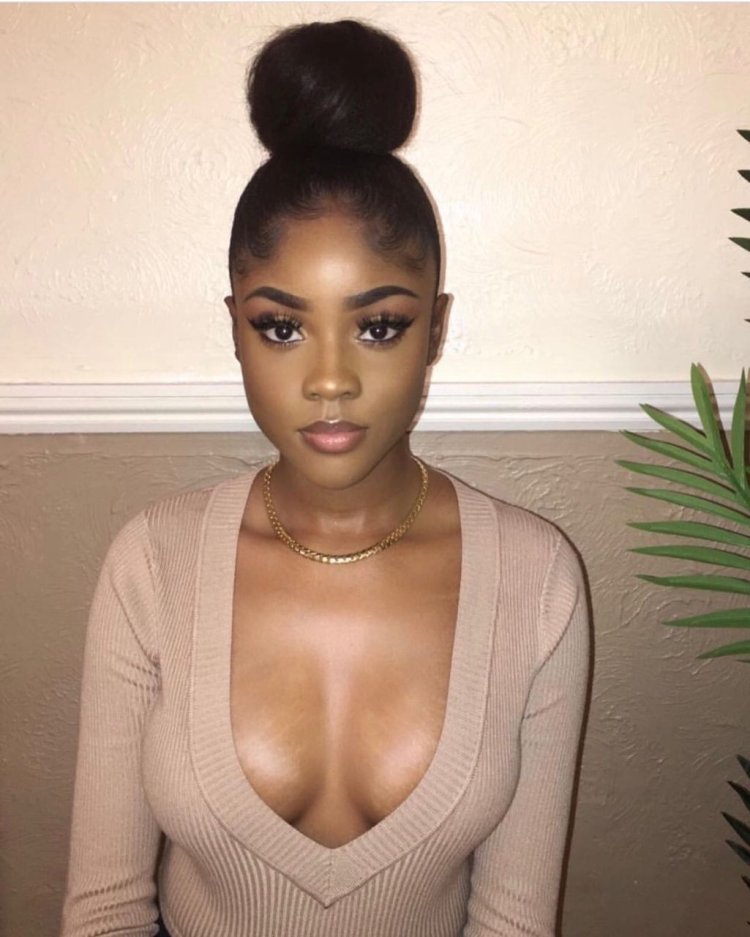 Темнокожие девушки декольте