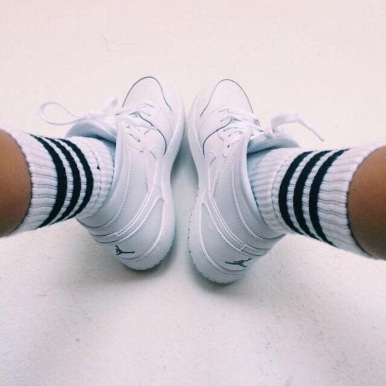 Грязные белые носки