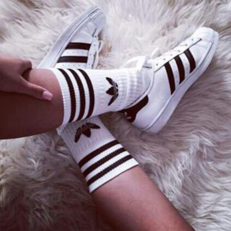 Стопы в белых носках