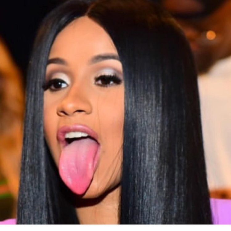 Губы карди би