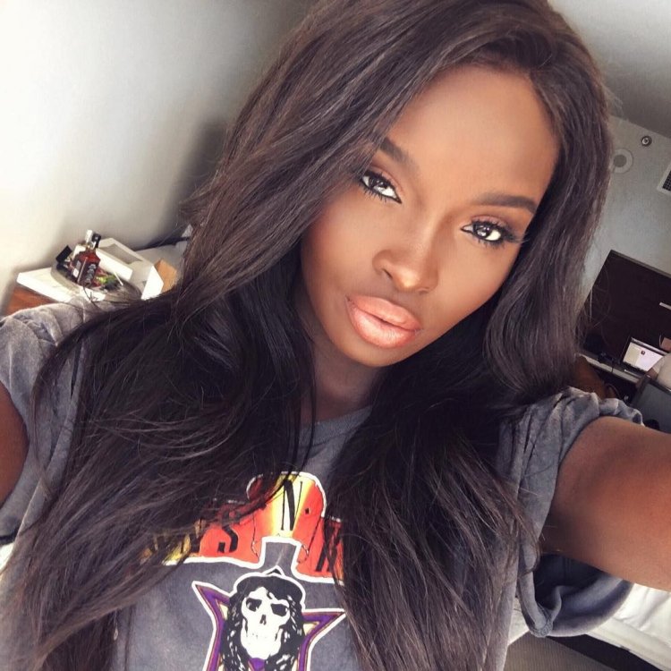 Темнокожая девушка селфи