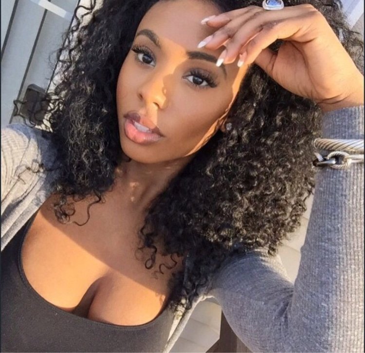 Чернокожая девушка селфи