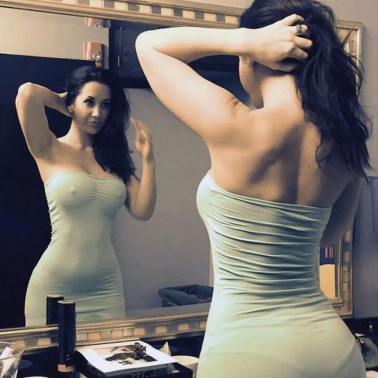 Брюнетка в обтягивающем платье