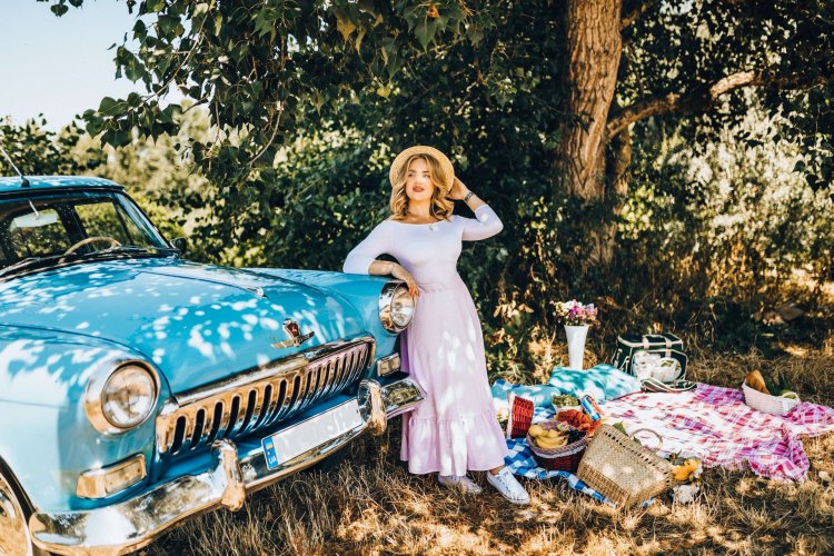 Старинные автомобили девушки