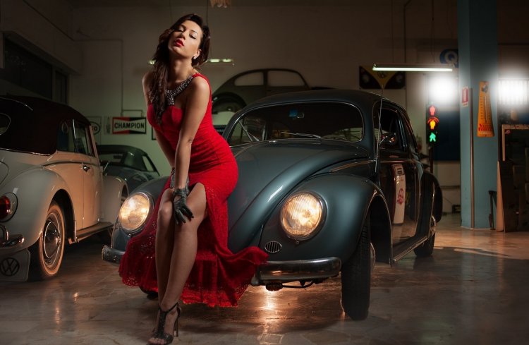 Классические автомобили и девушки