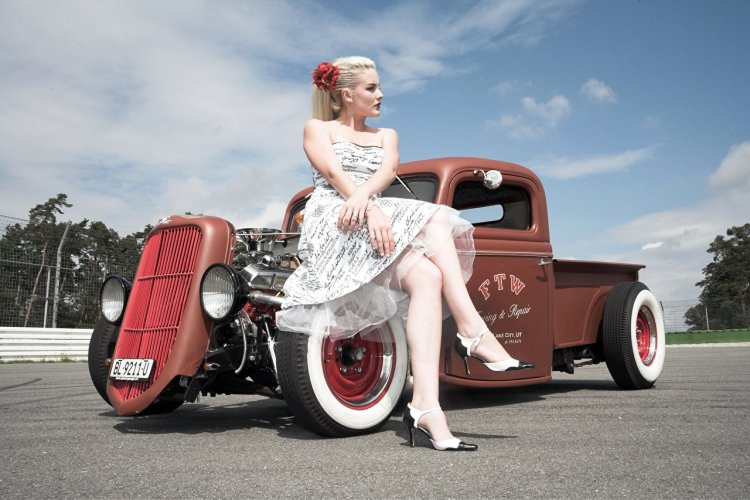 Классические автомобили и девушки