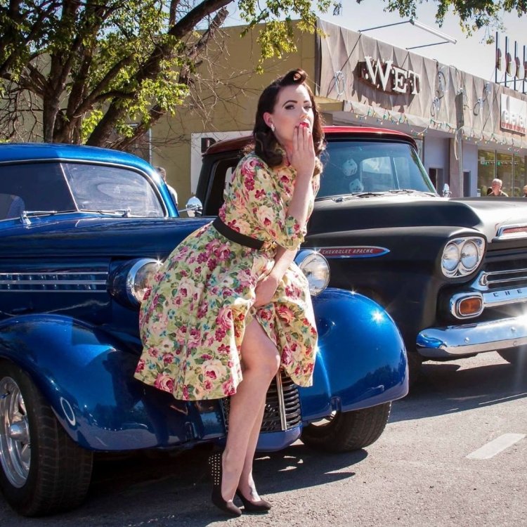 Девушки и ретро автомобили