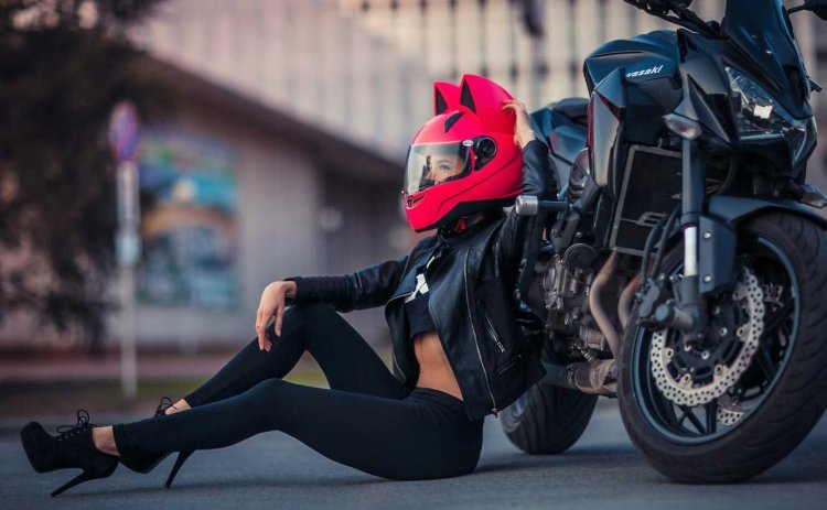 Девушка на мотоцикле