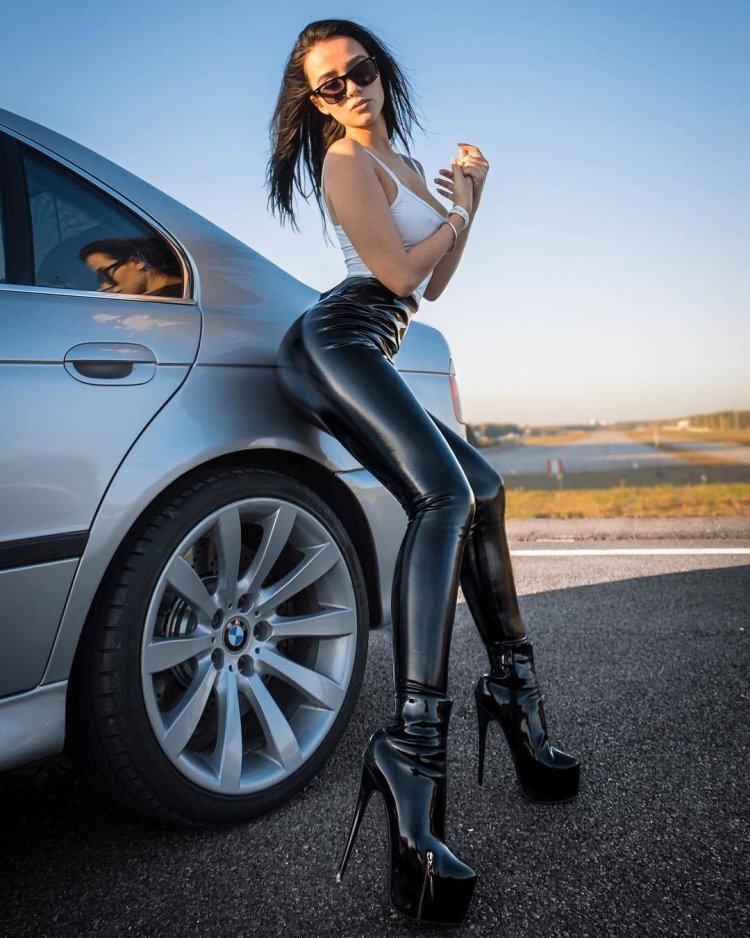 Автомобили и девушки в леггинсах