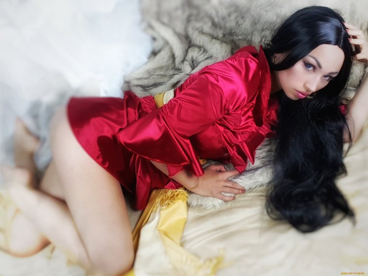 Блондинка в Красном