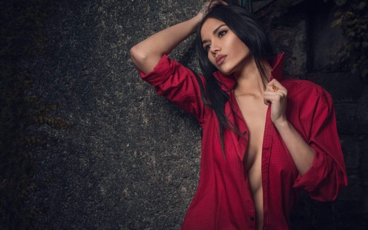 Женщина в халате на диване