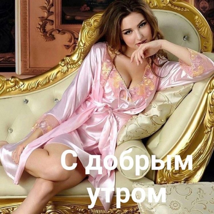 Брюнетка в черном пеньюаре