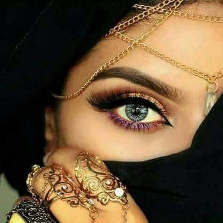 Арабка с голубыми глазами