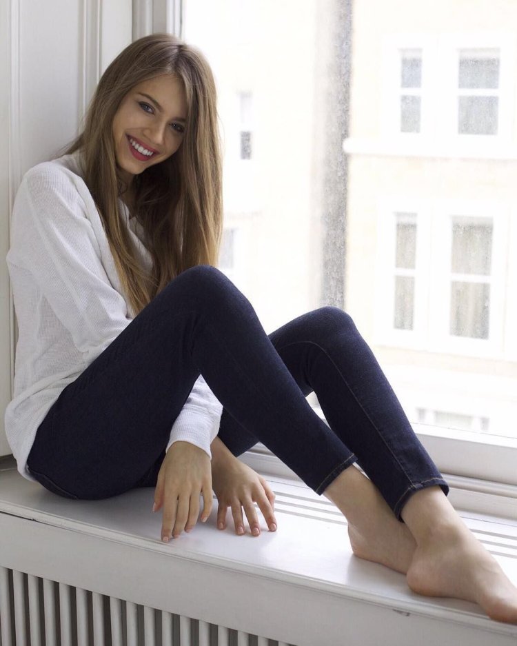 Красивые ноги в носках