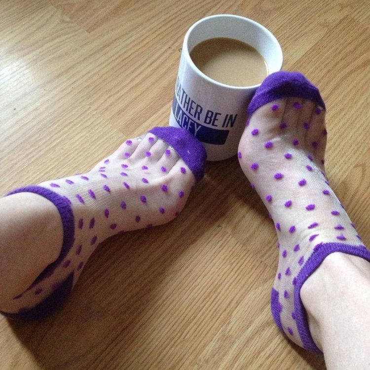 Девушки в коротких носочках