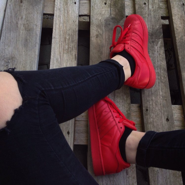 Ноги в носках на диване