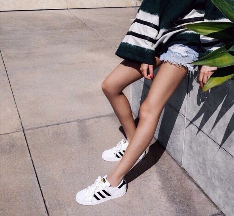 Девушка в кроссовках