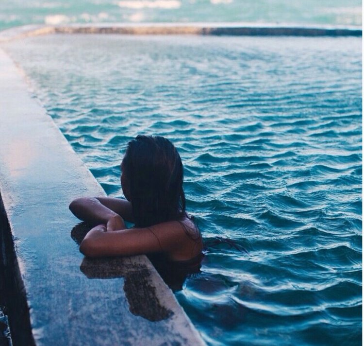 Блондинка с каре со спины на море