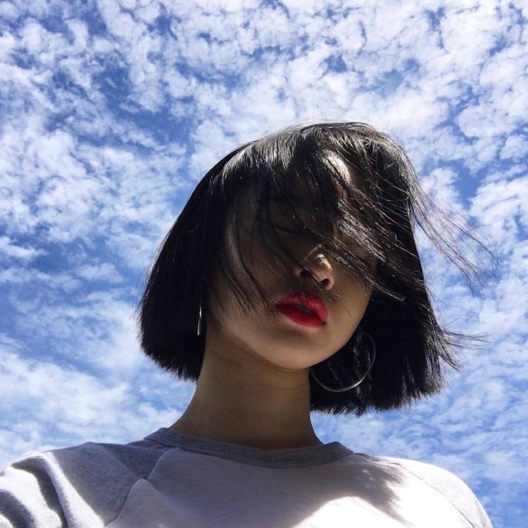 Девушка брюнетка на море