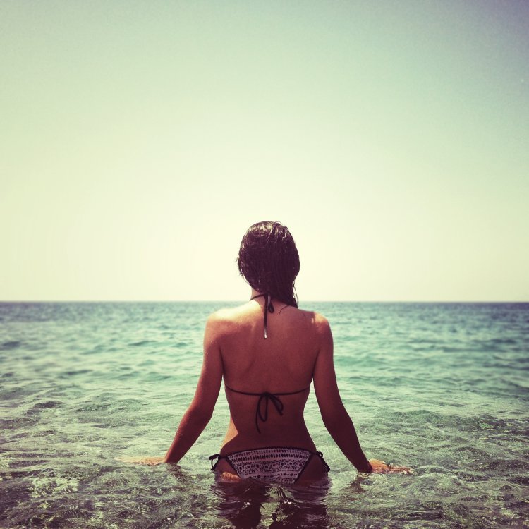 Блондинка на море