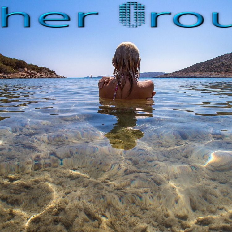 Девушка с каре на море