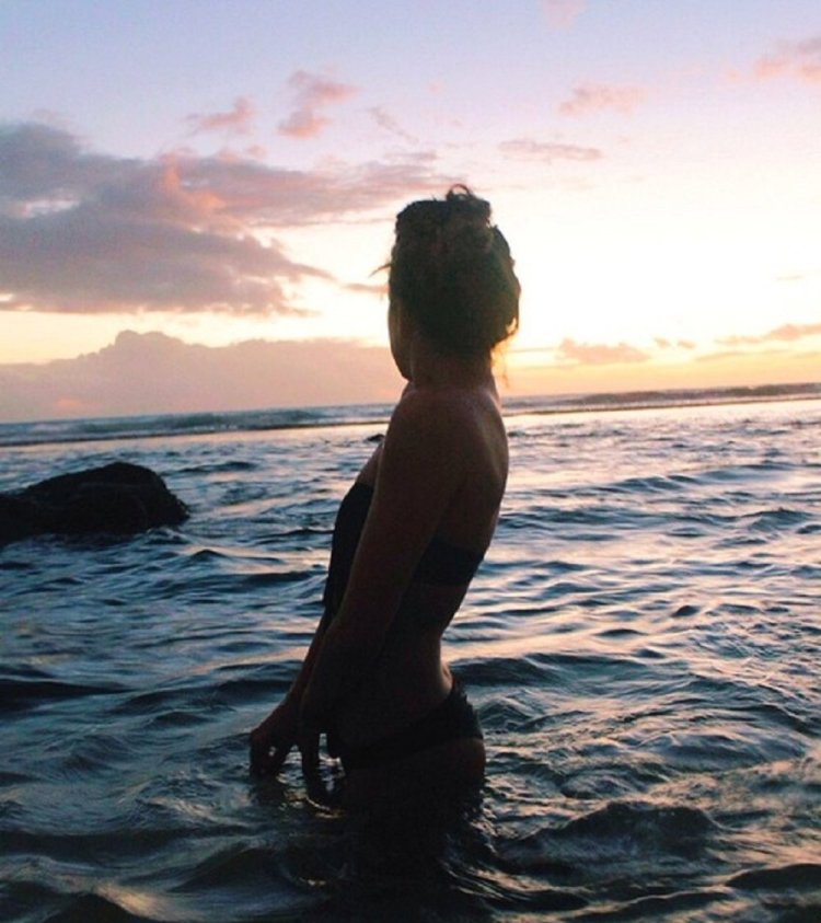 Стройная блондинка с короткой стрижкой