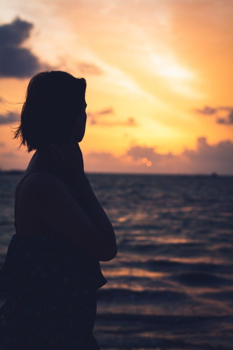 Женщина у моря