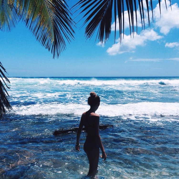 Девушка с каре на море