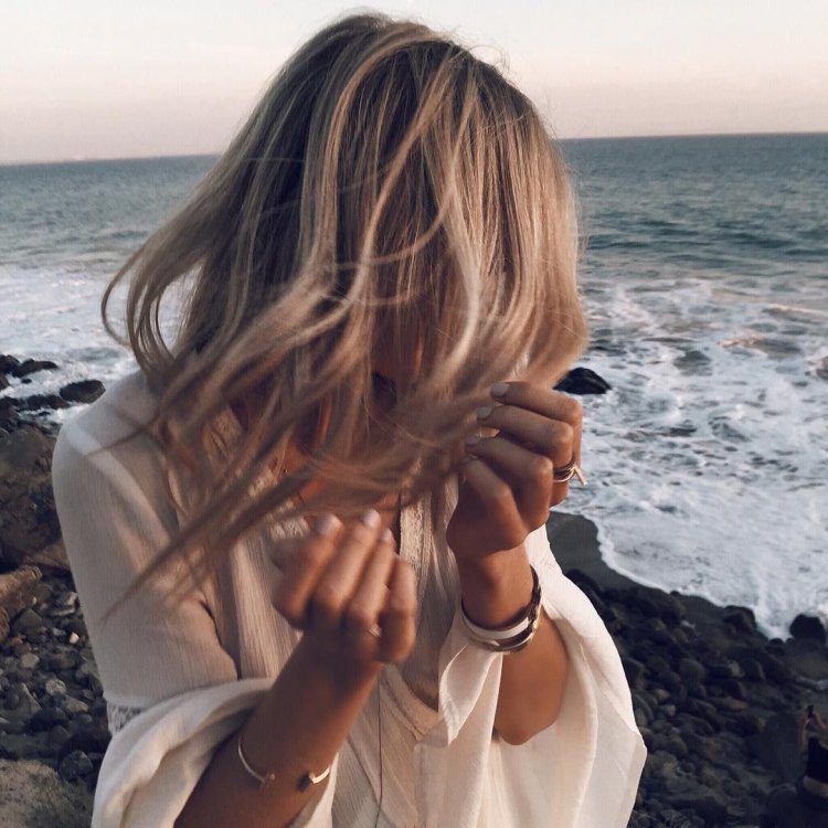 Девушка с каре со спины