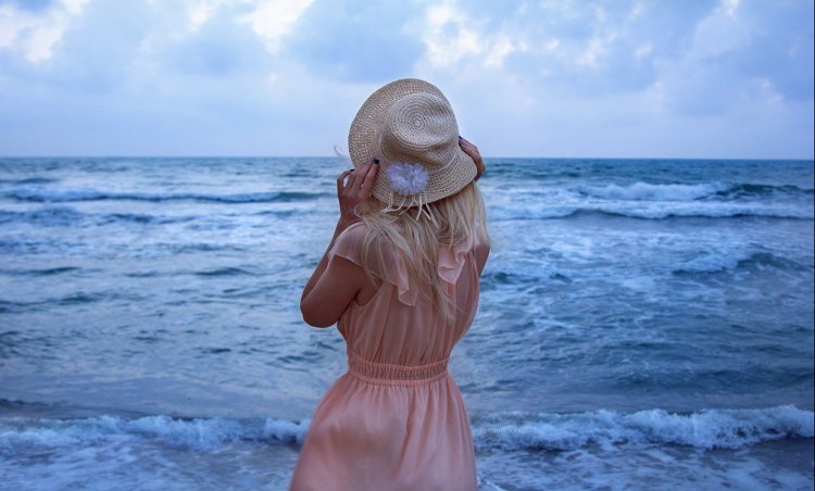 Девушка с каре со спины на море