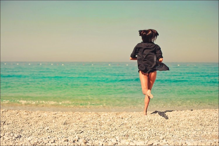 Девочка с каре в купальнике