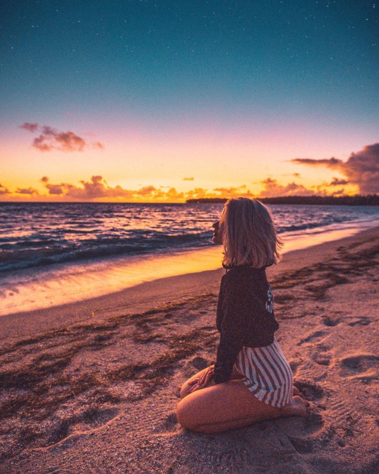 Силуэт девушки с короткими волосами