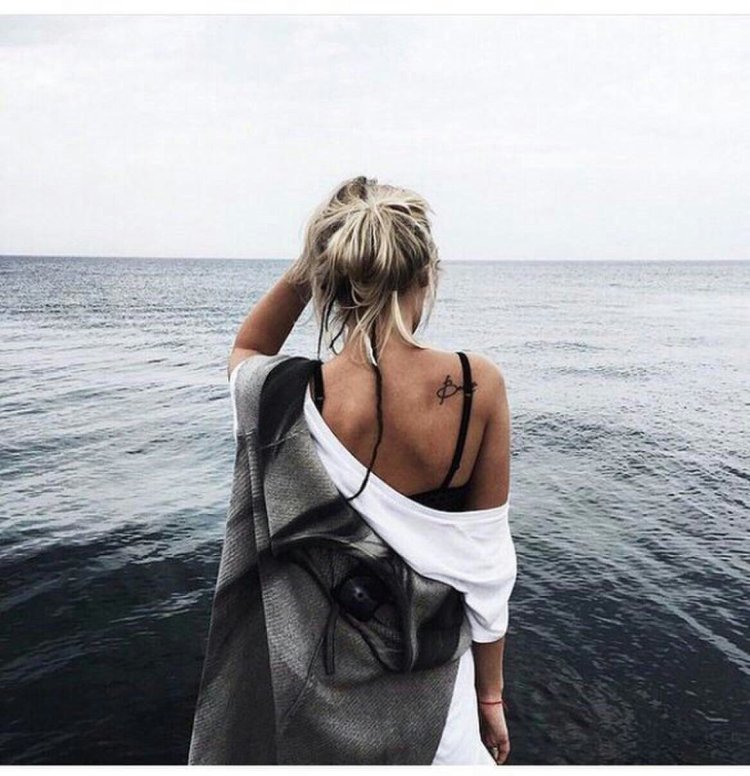 Женский силуэт с короткой стрижкой