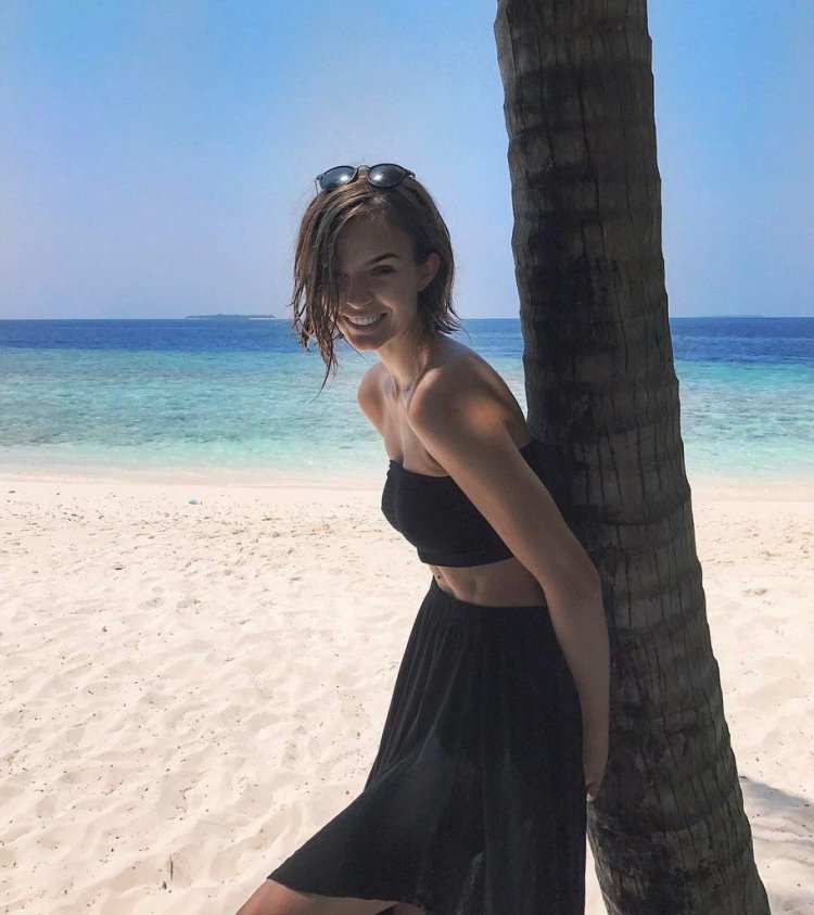 Девушка с короткими волосами на море