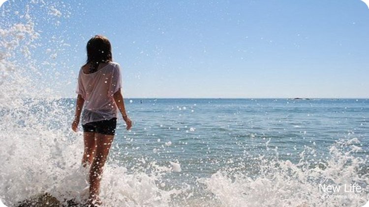 Блондинка со спины на море с короткими волосами