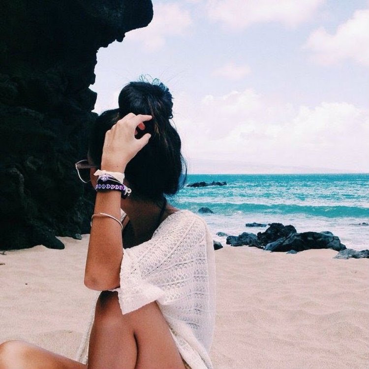 Девушка на море светлые волосы